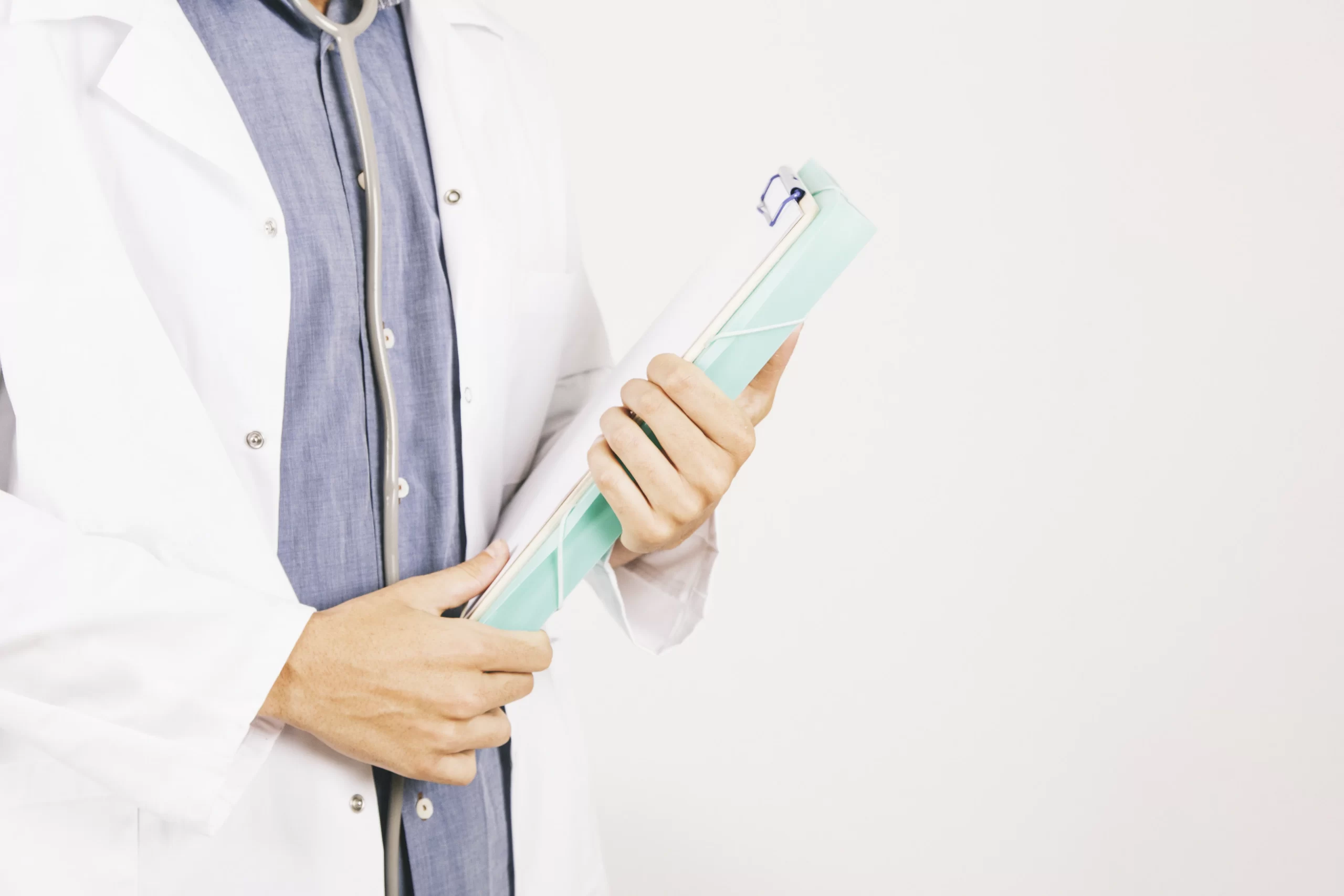 doctor-s-hands-with-clipboard-folder